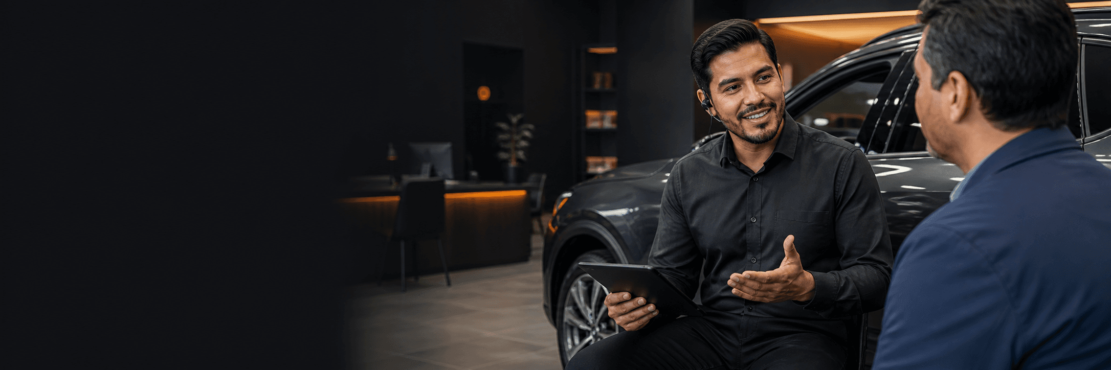 Asesor de Next Car orientando a un cliente junto a un vehículo